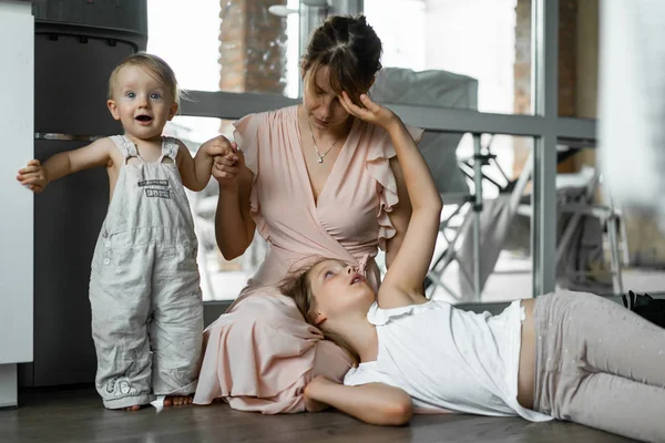 Kinder Spielen Haus Heimelige Atmosphäre Geschwister Verbringen Zeit Miteinander — Stockfoto