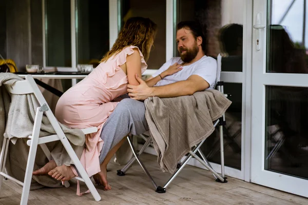 Jeune couple amoureux sur la terrasse de leur maison . — Photo