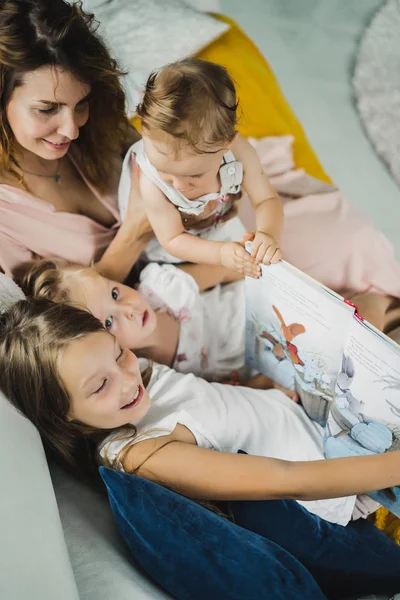 Anya Három Gyermek Olvasson Egy Könyvet Családias Hangulatú Megosztása Idő — Stock Fotó