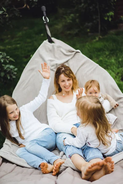 Mutter Mit Kindern Die Sich Einer Hängematte Vergnügen Mutter Und — Stockfoto