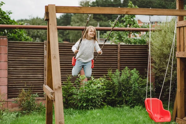 Child Swing Girl Swinging Swing Yard Summer Fun — Stock Photo, Image