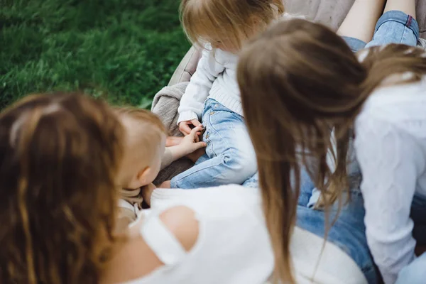 Madre Con Niños Divirtiéndose Una Hamaca Mamá Los Niños Una — Foto de Stock