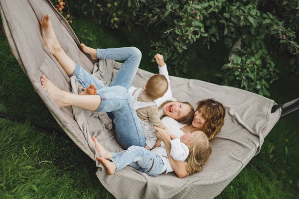 Mutter Mit Kindern Die Sich Einer Hängematte Vergnügen Mutter Und — Stockfoto