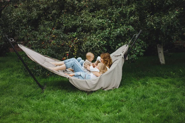 Mutter Mit Kindern Die Sich Einer Hängematte Vergnügen Mutter Und — Stockfoto