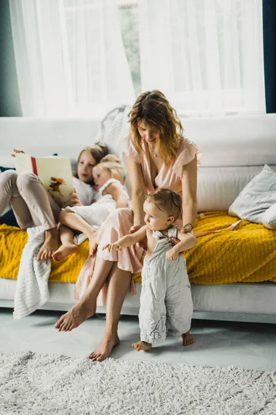 Madre Con Tres Hijos Leyendo Libro Ambiente Hogareño Compartiendo Tiempo — Foto de Stock