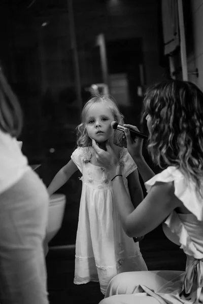 Moeder Dochters Doen Make Badkamer Lippenstift Voor Spiegel Van Toepassing — Stockfoto