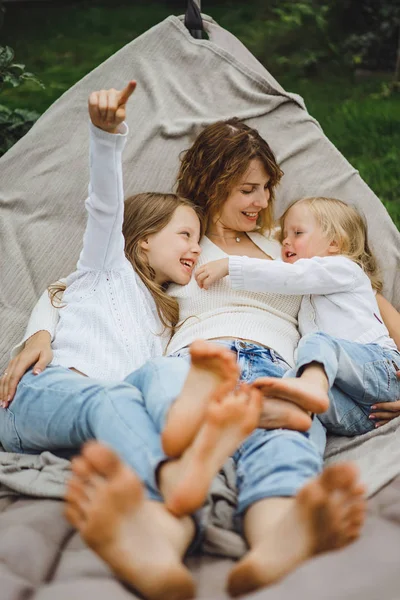 Mutter Mit Kindern Die Sich Einer Hängematte Vergnügen Mutter Und — Stockfoto