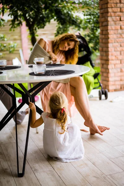 Familie Frühstückt Garten Mama Papa Und Kinder Trinken Kakao Auf — Stockfoto