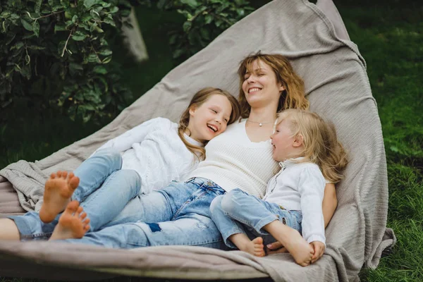 Moeder Met Kinderen Plezier Een Hangmat Moeder Kinderen Een Hangmat — Stockfoto