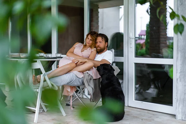 Ungt par i kärlek på terrassen i deras hem. — Stockfoto