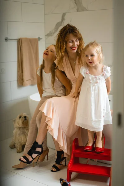 엄마와 화장실에서 앞에서 립스틱을 그녀의 어머니의 발뒤꿈치에의 엄마와 재미가 시간을 — 스톡 사진