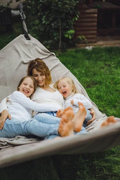 Mutter Mit Kindern Die Sich Einer Hängematte Vergnügen Mutter Und — Stockfoto