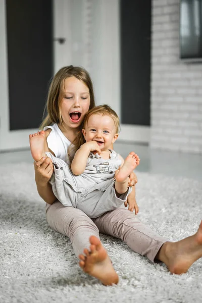 Hermana Está Metiendo Con Hermano Menor Hermana Tiene Hermano Pequeño —  Fotos de Stock