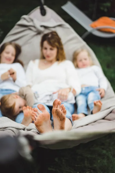 Matki Dziećmi Zabawy Hamaku Mama Dzieci Hamaku Rodzina Spędza Czas — Zdjęcie stockowe