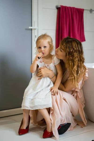 Mom Daughters Makeup Bathroom Apply Lipstick Front Mirror Mom Daughters — Stock Photo, Image