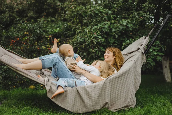 Madre Con Bambini Che Divertono Amaca Mamma Bambini Amaca Famiglia — Foto Stock