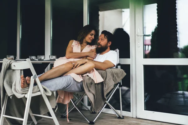 Pareja joven enamorada en la terraza de su casa . —  Fotos de Stock