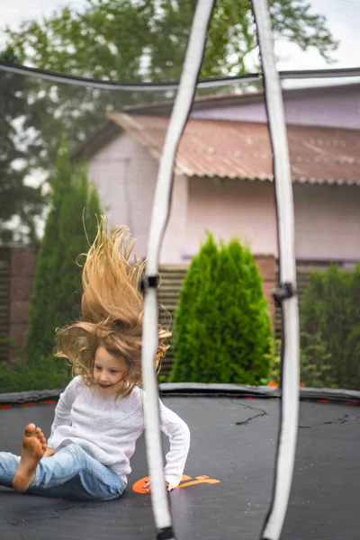 Madre Sus Hijos Hijas Saltando Trampolín —  Fotos de Stock