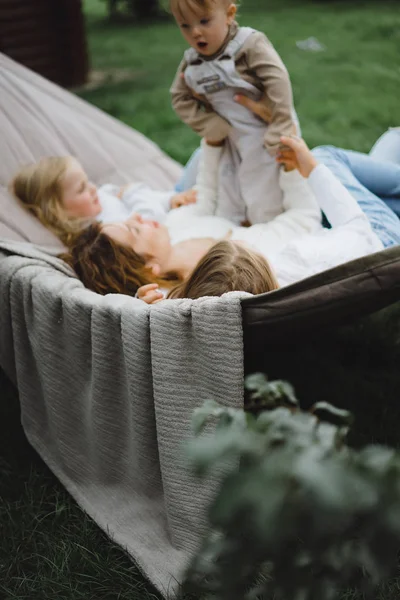 Mutter Mit Kindern Die Sich Einer Hängematte Vergnügen Mutter Und — Stockfoto