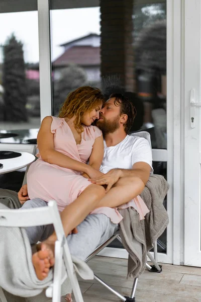 Pareja joven enamorada en la terraza de su casa . —  Fotos de Stock