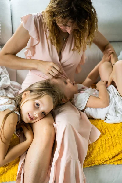 Mamma Bambini Divertono Insieme Mamma Con Bambini Atmosfera Familiare — Foto Stock