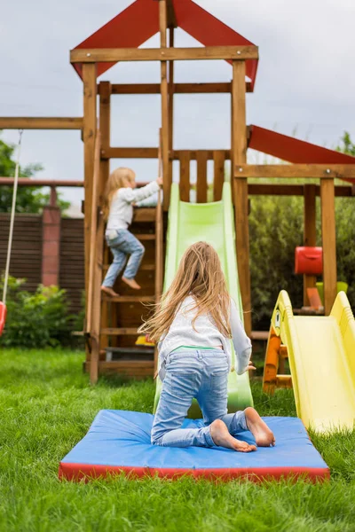 Kinder Reiten Von Der Kinderrutsche Schwestern Spielen Zusammen Garten Kinder — Stockfoto