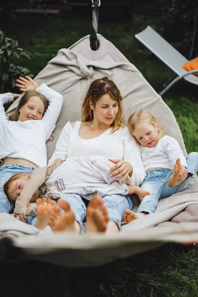 Mutter Mit Kindern Die Sich Einer Hängematte Vergnügen Mutter Und — Stockfoto