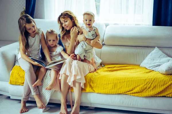 Madre Con Tres Hijos Leyendo Libro Ambiente Hogareño Compartiendo Tiempo — Foto de Stock