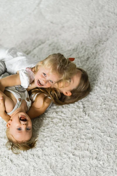 Gyerekek a düh, testvérek időt együtt, ölelés, nevetni. — Stock Fotó