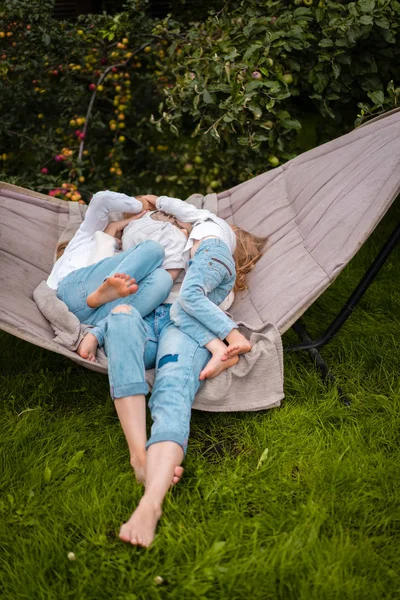 Mutter Mit Kindern Die Sich Einer Hängematte Vergnügen Mutter Und — Stockfoto