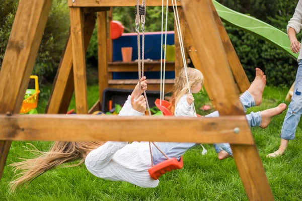 Children Swing Girls Sisters Swinging Swing Yard Summer Fun — Stock Photo, Image