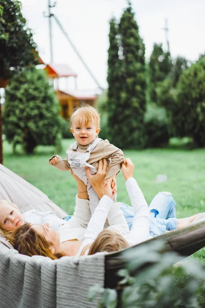 Madre Con Niños Divirtiéndose Una Hamaca Mamá Los Niños Una — Foto de Stock