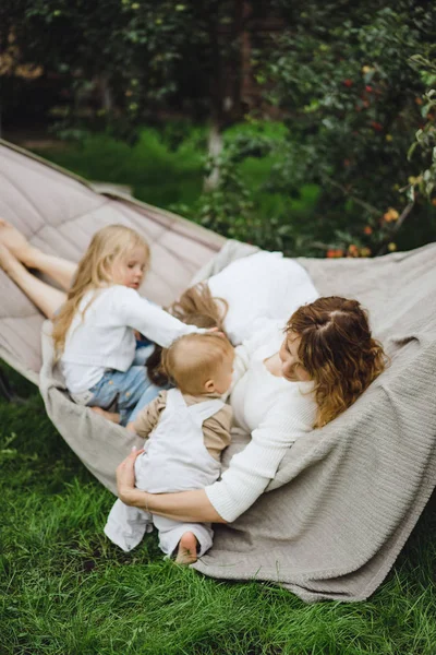 Mutter Mit Kindern Die Sich Einer Hängematte Vergnügen Mutter Und — Stockfoto