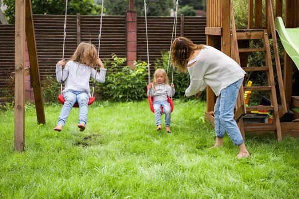 Barn Gungan Flickor Systrar Svänga Gunga Gården Sommarkul — Stockfoto