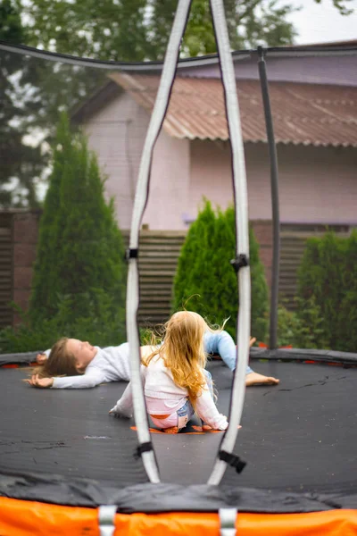 Anne Çocuk Kızları Bir Trambolin Üzerinde Atlama — Stok fotoğraf