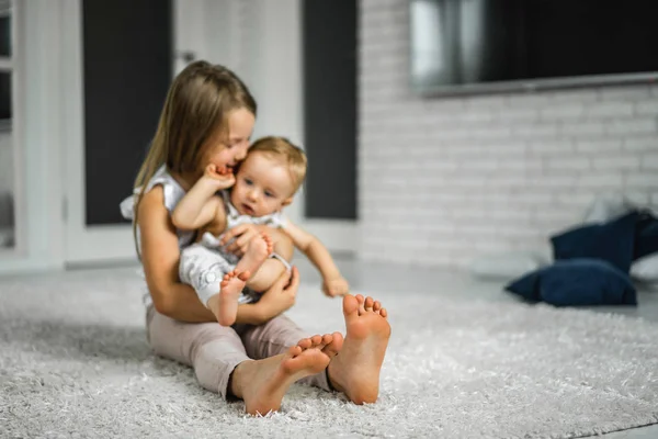 Irmã Está Meter Com Irmão Mais Novo Irmã Tem Irmão — Fotografia de Stock