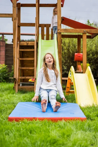 Kinder Reiten Von Der Kinderrutsche Schwestern Spielen Zusammen Garten Kinder — Stockfoto