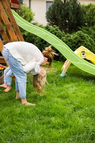 Matki Córki Spędza Czas Huśtawka Zjeżdżalnia Dla Dzieci Mama Czasem — Zdjęcie stockowe