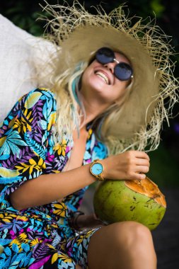 Hasır Şapkalı güzel genç kadın bir tembel ve d yatıyor