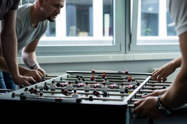 ofiste masa futbolu oynayan ve birlikte eğlenmek mutlu yöneticileri