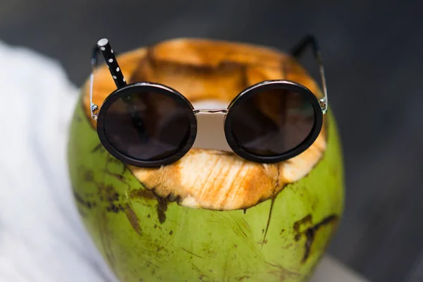 Kokosnuss Und Sonnenbrille Urlaub — Stockfoto