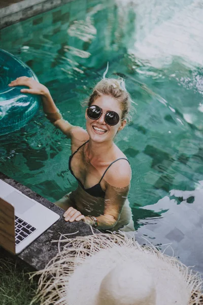 Jovem Atraente Sentada Piscina Trabalhando Laptop — Fotografia de Stock