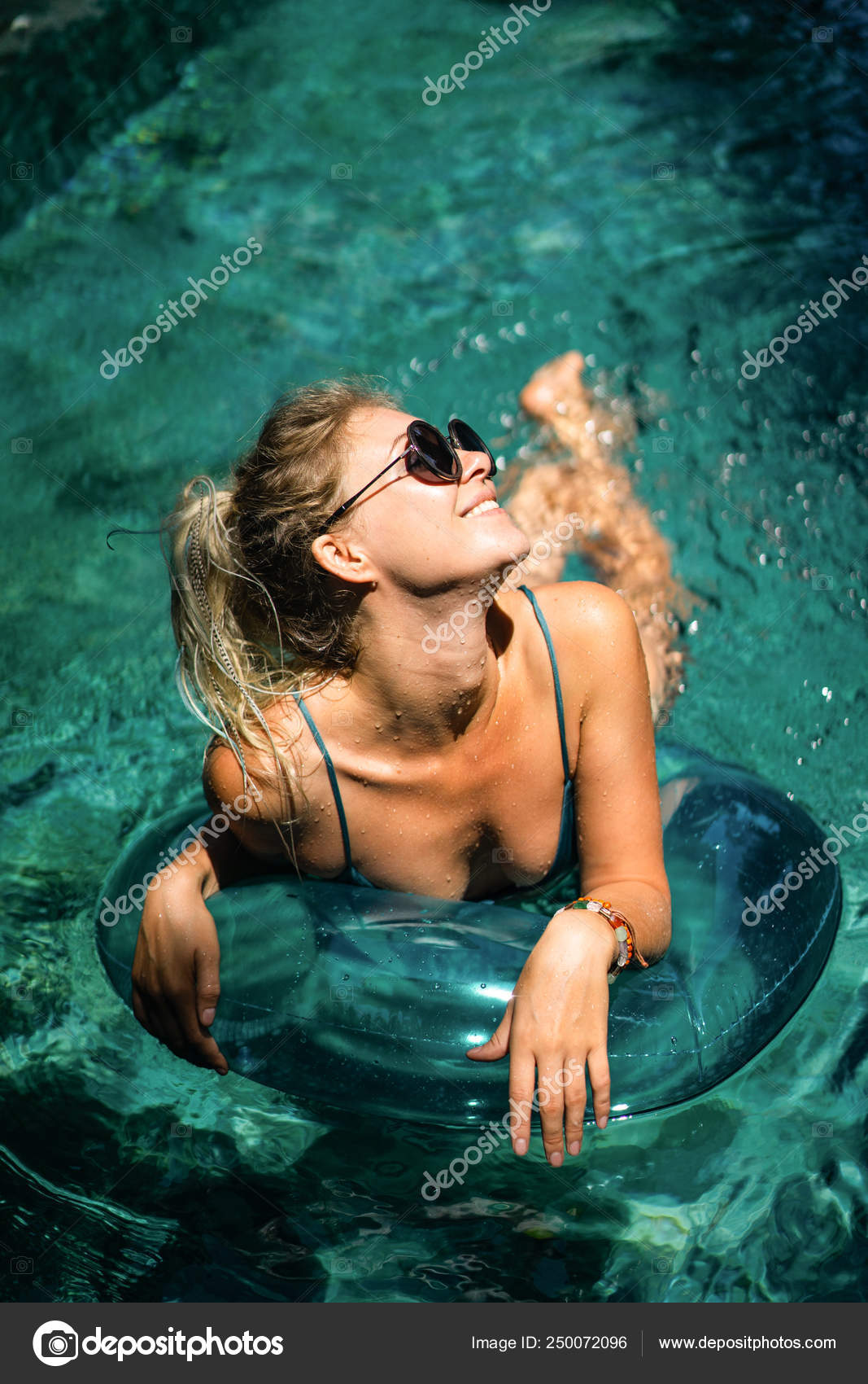 Порно видео Голые девушки плавают под водой. Смотреть Голые девушки плавают под водой онлайн