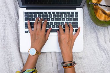 Kadın freelancer, seyahat blogger bir dizüstü bilgisayarda çalışır. oturan bir