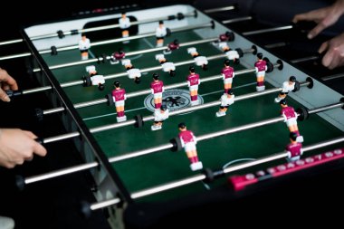 ofiste masa futbolu oynayan ve birlikte eğlenmek mutlu yöneticileri