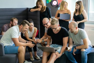 Güzel iş adamları ofis konferansı boyunca aletler kullanıyor, konuşuyor ve gülümsüyor.