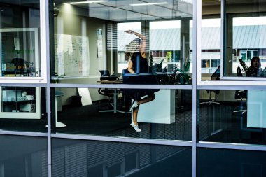 genç kadın büyük bir pencere ile bir ofiste ayakta