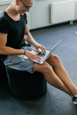 Güzel iş adamları ofis konferansı boyunca aletler kullanıyor, konuşuyor ve gülümsüyor.