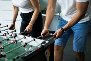 ofiste masa futbolu oynayan ve birlikte eğlenmek mutlu yöneticileri