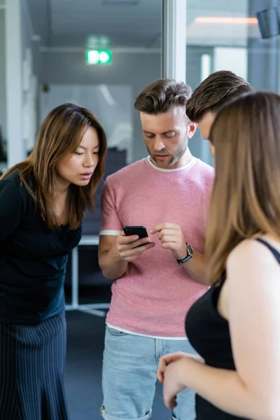 Close Boss Shows Colleagues Information Smartphone Screen Young People Share — Stock Photo, Image